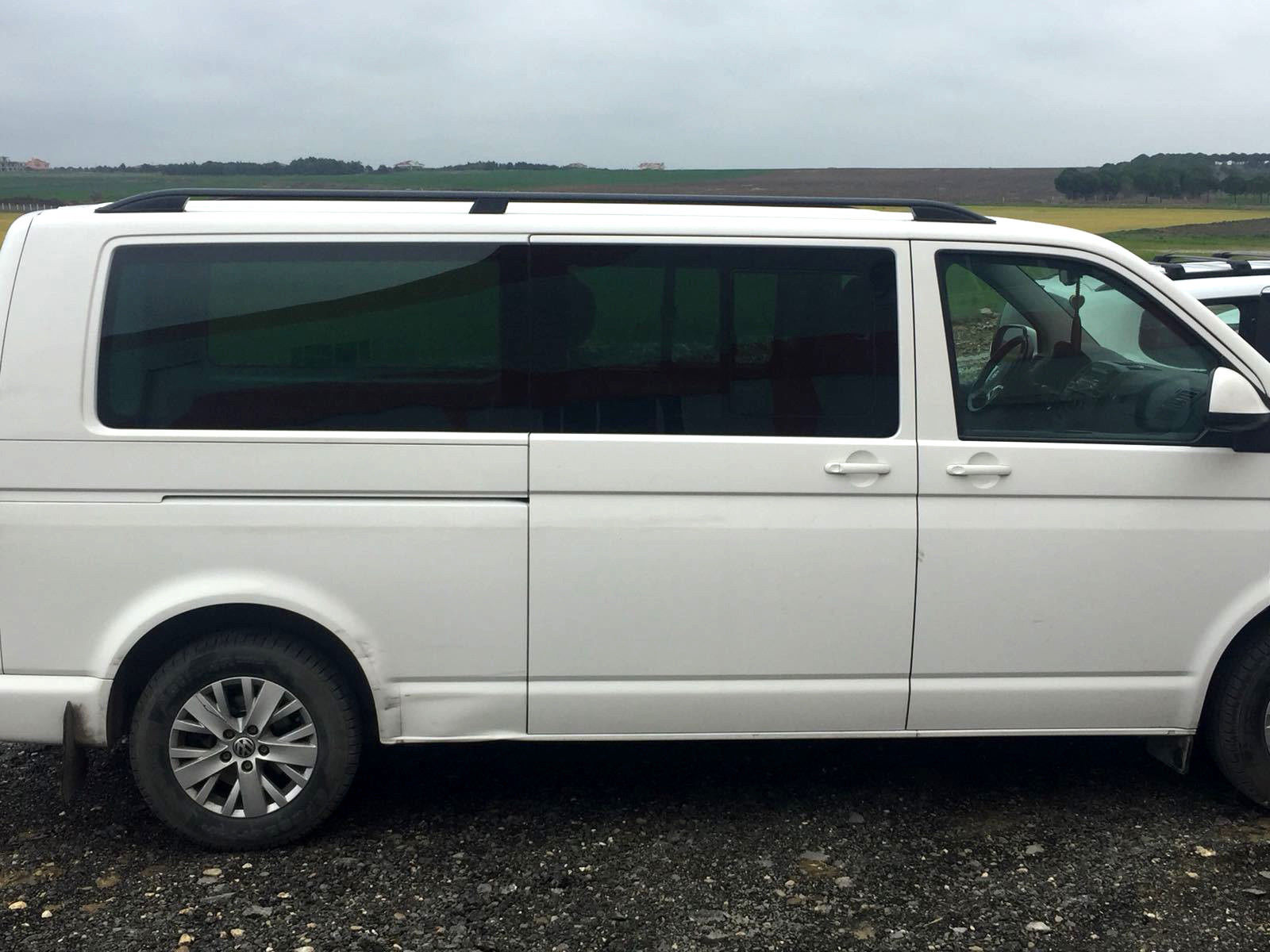 Podélné nosiče černé Volkswagen T6, krátká verze L1