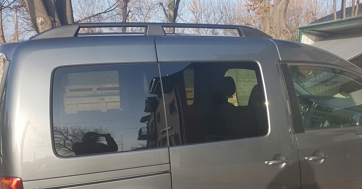 Podélné nosiče černé Volkswagen Caddy MAXI, r.v. 2005-2020